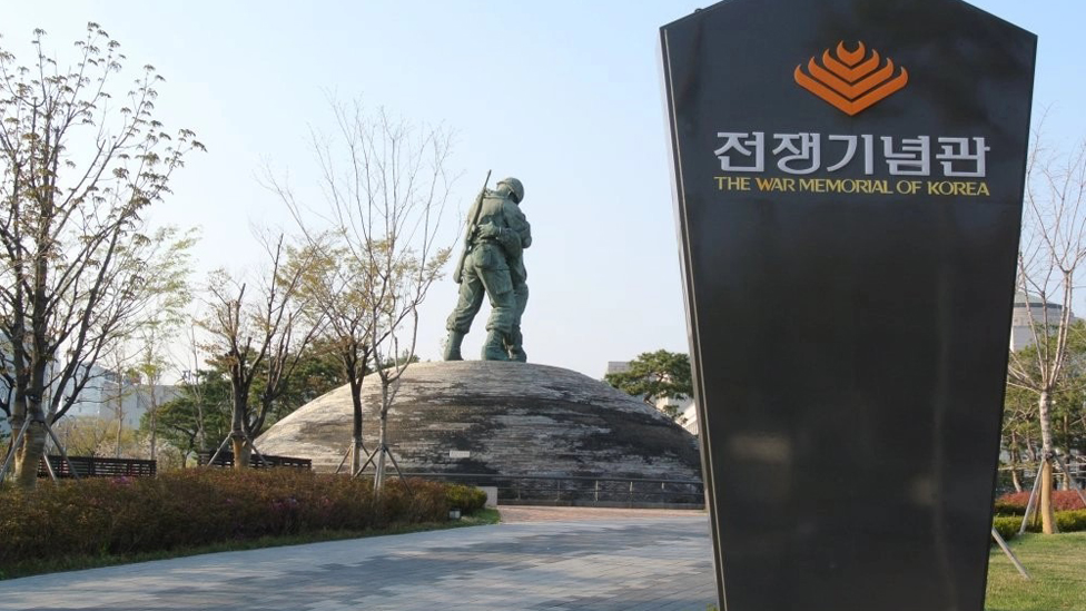 The approach to the Statue of Brothers and the War Memorial of Korea